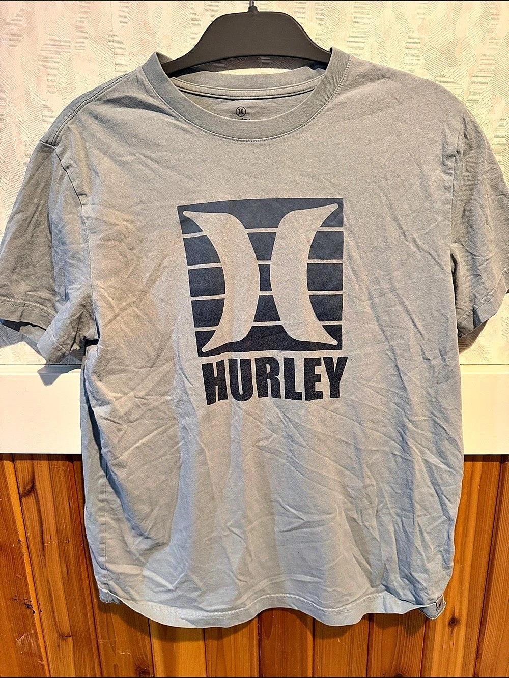 Hurley Graphic Logo Tee in Gray Size Medium
